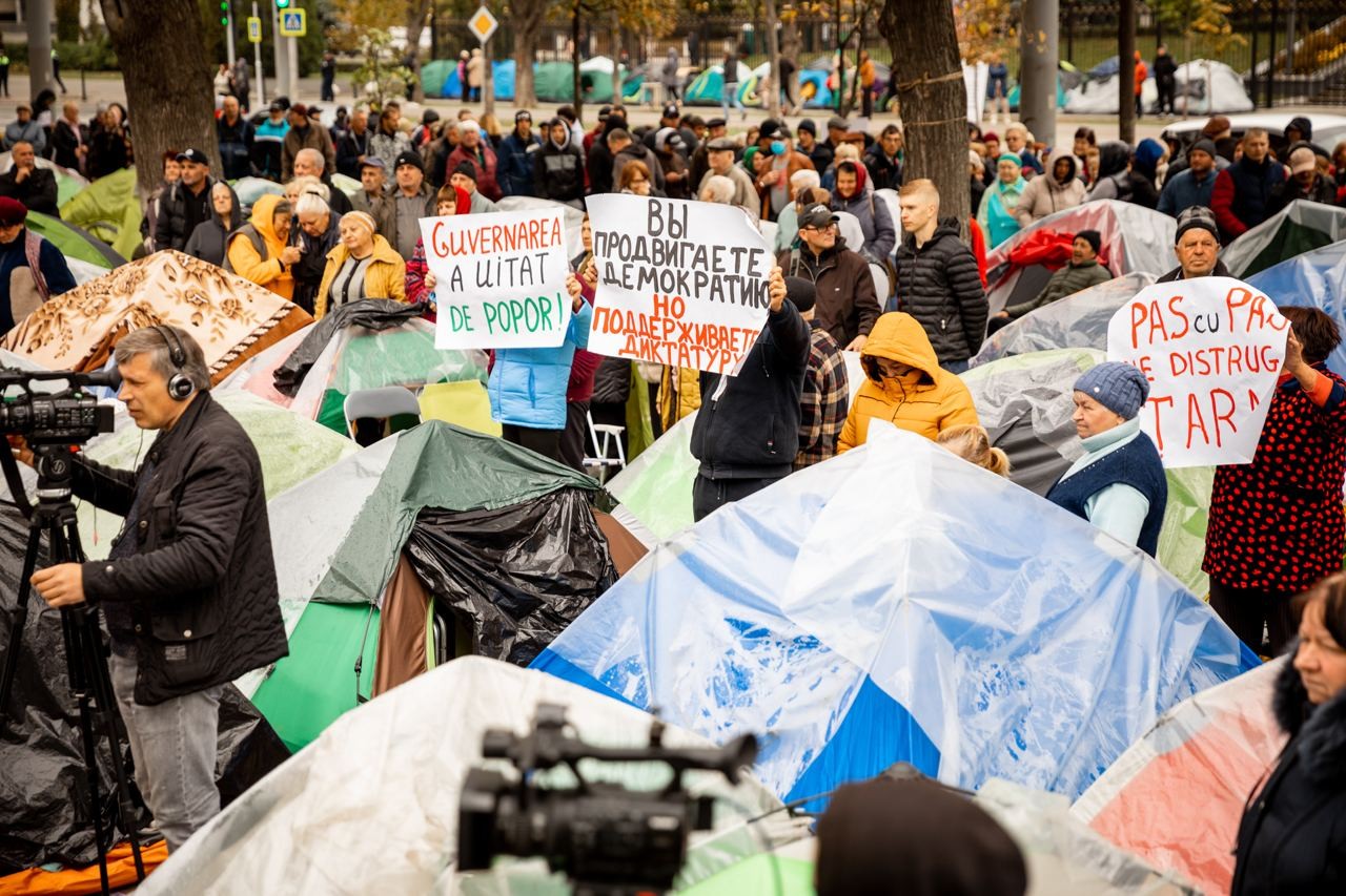 FLASHMOB: Sandu, Grosu și Gavrilița, încadrați în trupele cu destinație specială, care luptă împotriva protestatarilor