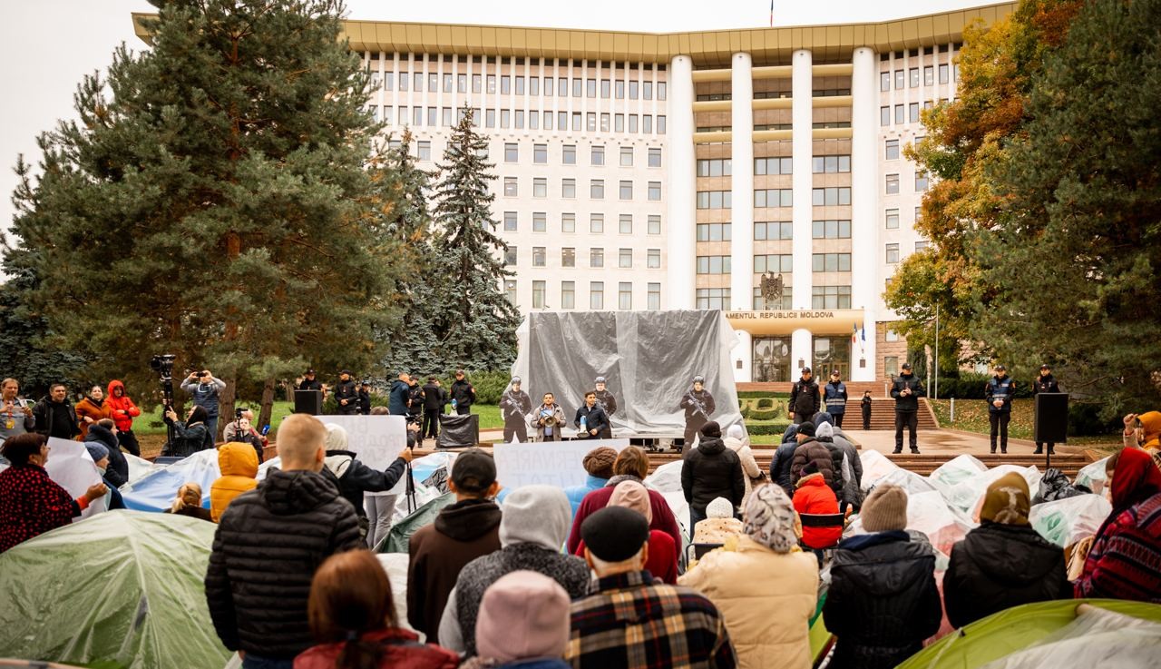 FLASHMOB: Sandu, Grosu și Gavrilița, încadrați în trupele cu destinație specială, care luptă împotriva protestatarilor