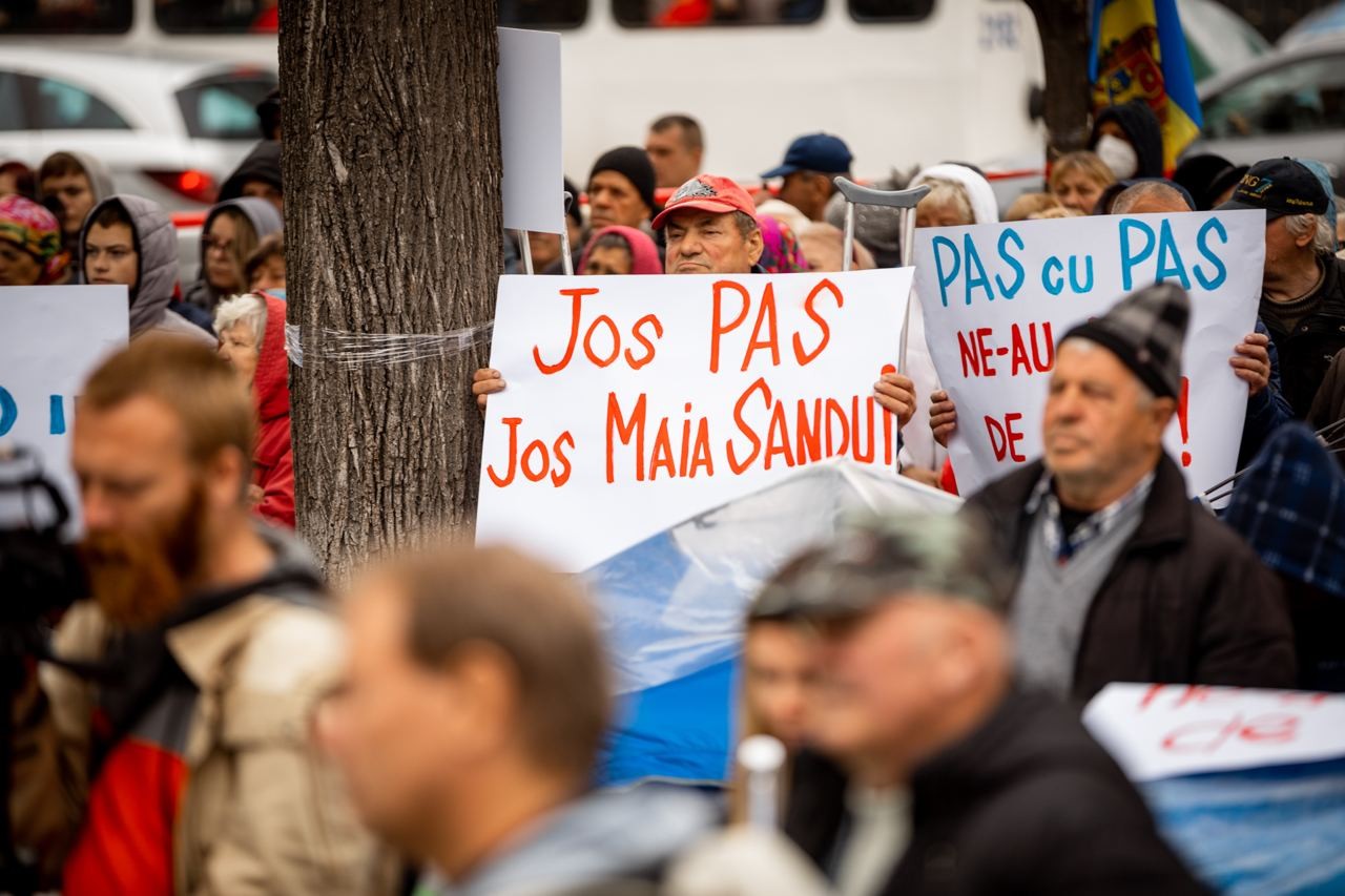 FLASHMOB: Sandu, Grosu și Gavrilița, încadrați în trupele cu destinație specială, care luptă împotriva protestatarilor
