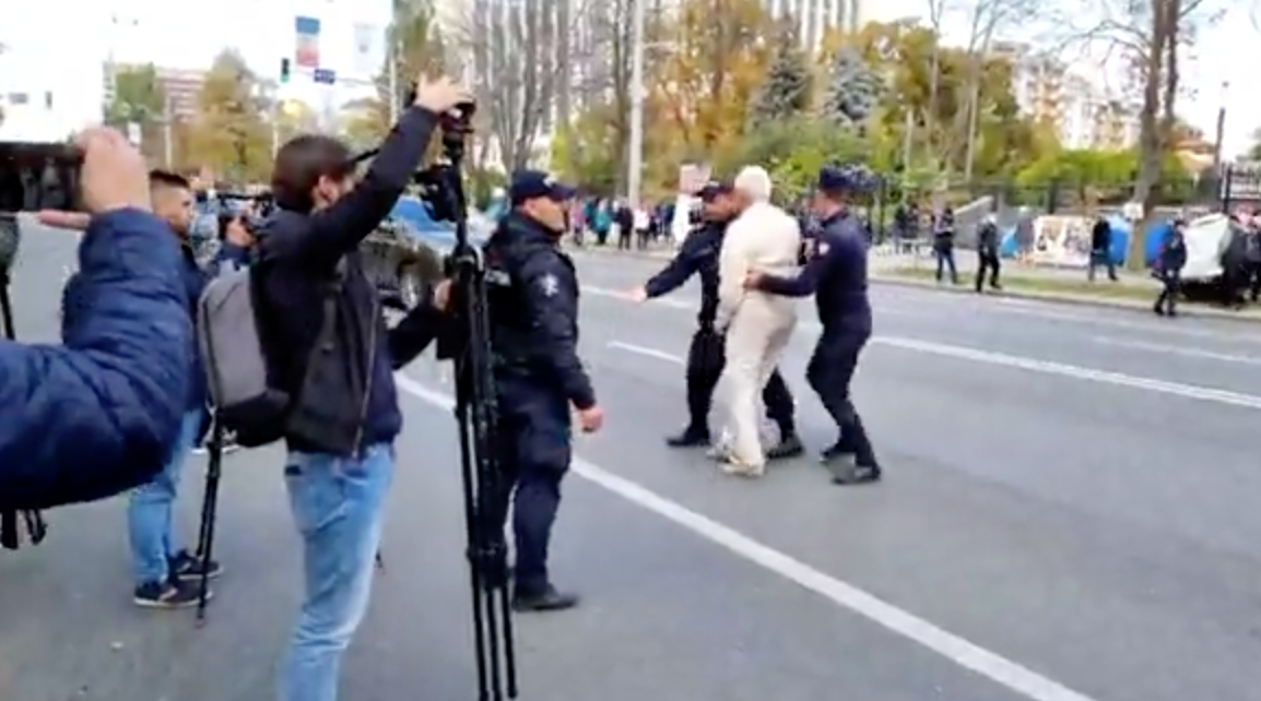 Maia Sandu a decis, poliția execută: Protestatarii loviți și bruscați de forțele de ordine, în timp ce încercau să instaleze corturi în centrul capitalei