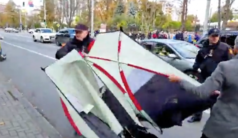 Maia Sandu a decis, poliția execută: Protestatarii loviți și bruscați de forțele de ordine, în timp ce încercau să instaleze corturi în centrul capitalei