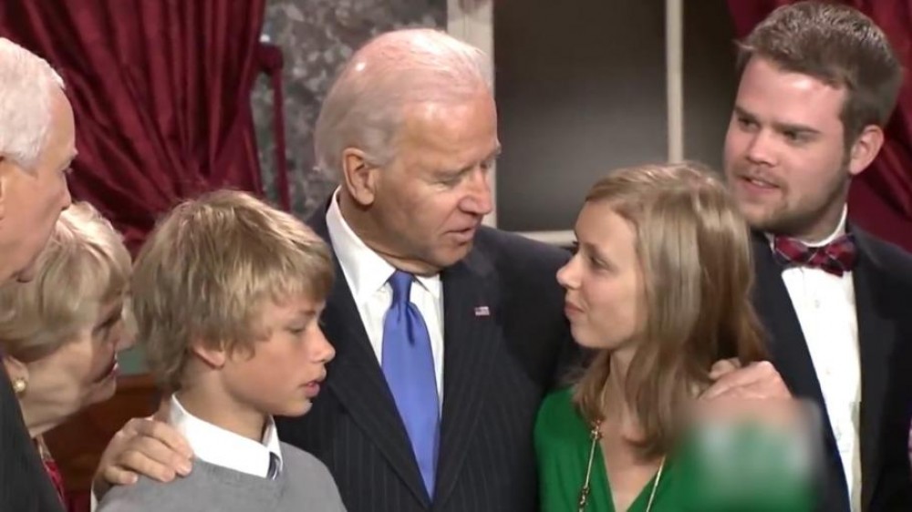 Joe Biden în mijlocul unui scandal pentru gesturile prea familiare pe care le-a făcut cu o adolescentă