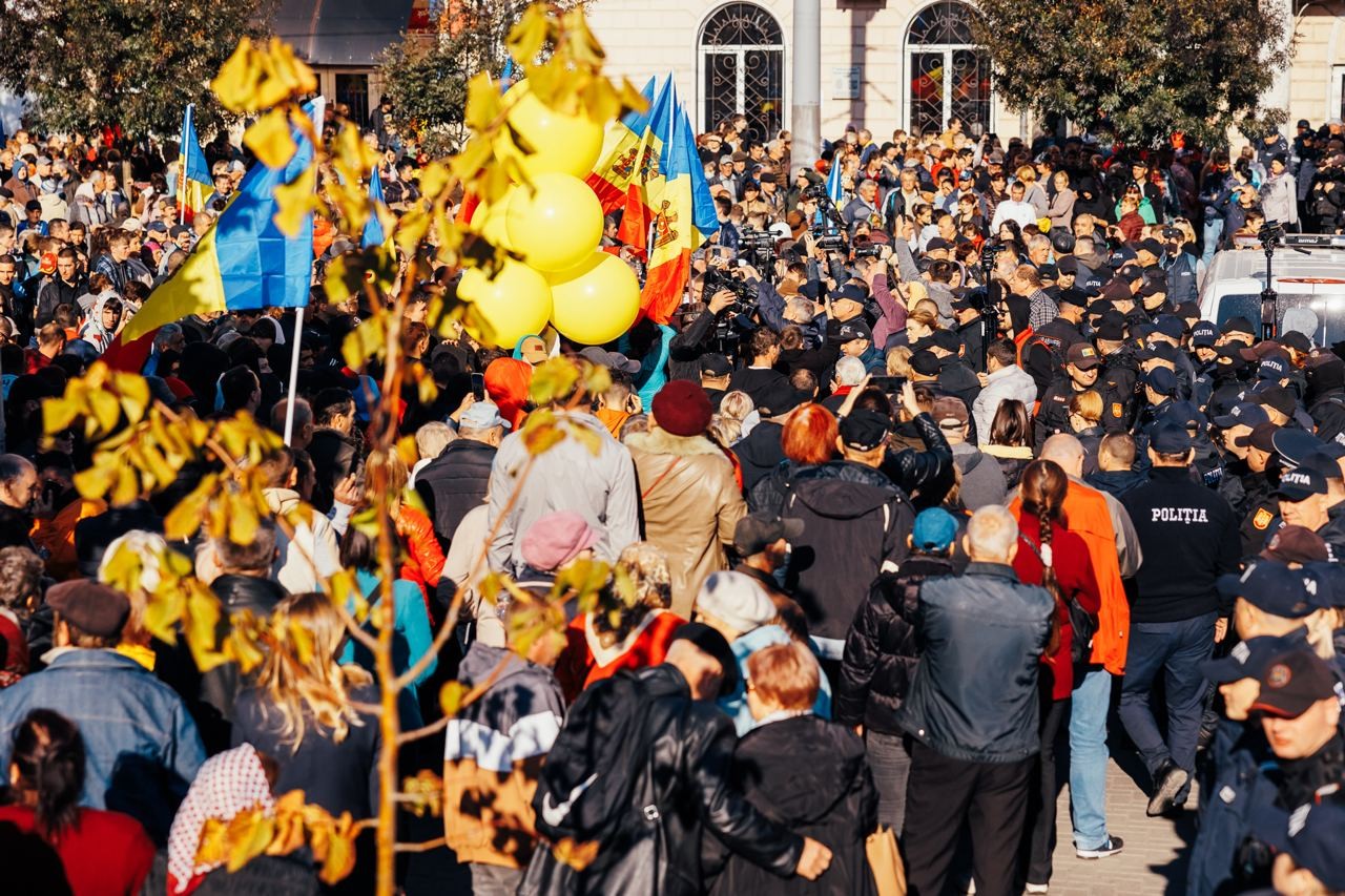 FOTO/VIDEO: Poliția împiedică accesul protestatarilor în Piața Marii Adunări Naționale
