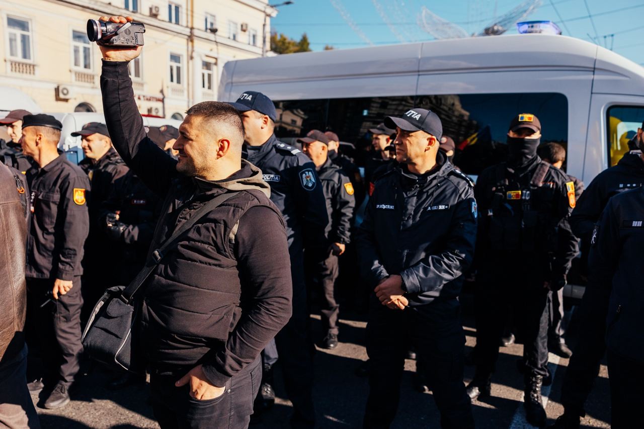 FOTO/VIDEO: Poliția împiedică accesul protestatarilor în Piața Marii Adunări Naționale