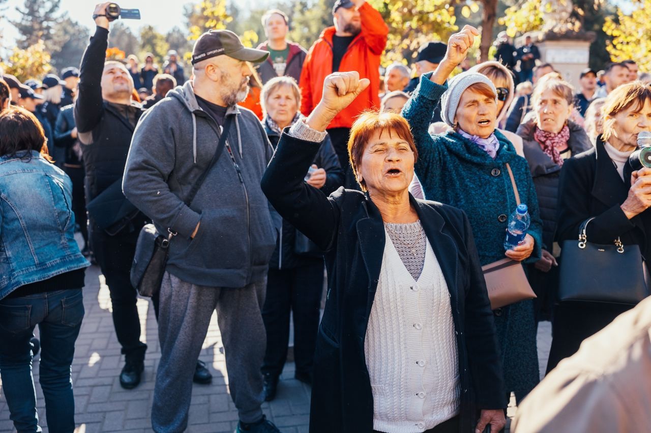 FOTO/VIDEO: Poliția împiedică accesul protestatarilor în Piața Marii Adunări Naționale