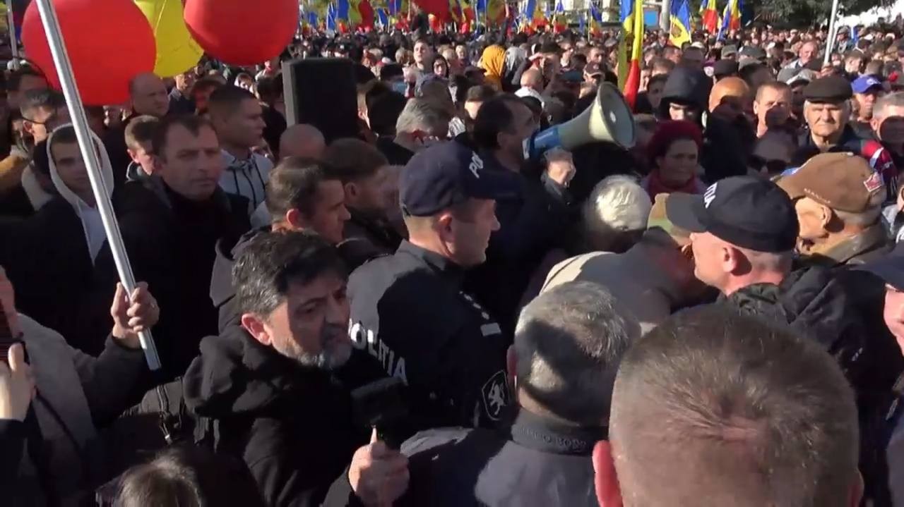 FOTO/VIDEO: Poliția împiedică accesul protestatarilor în Piața Marii Adunări Naționale