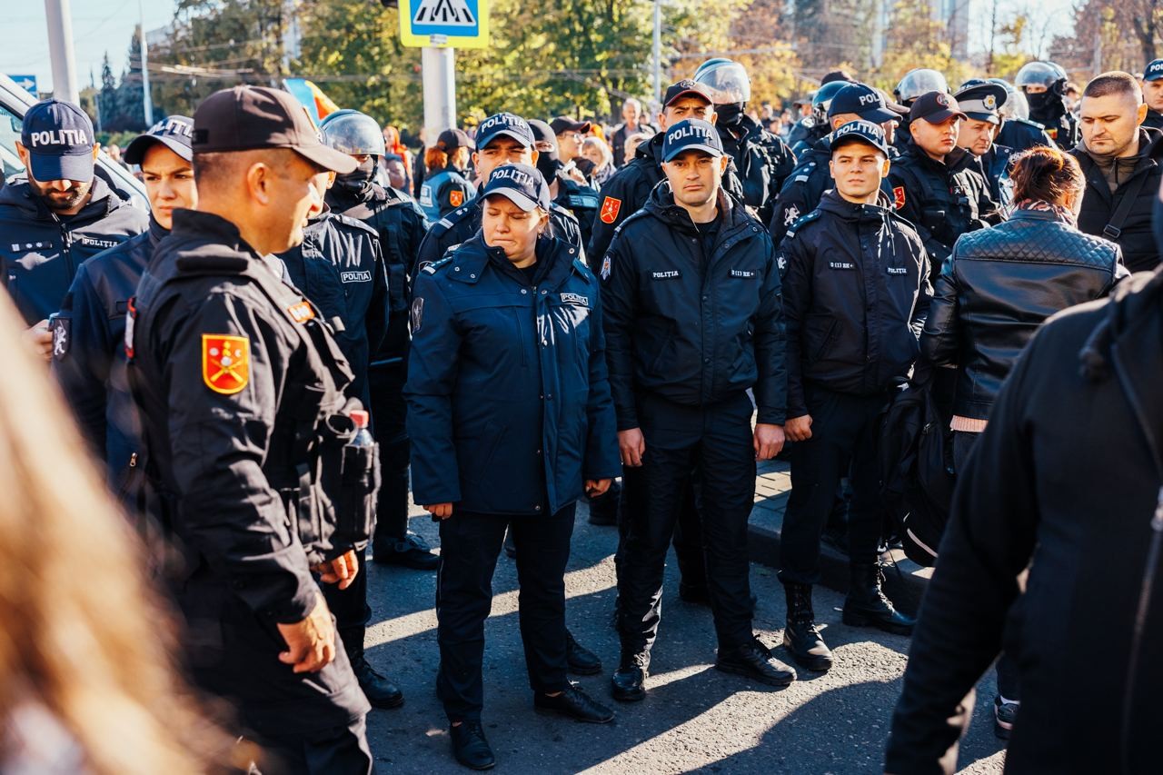 FOTO/VIDEO: Poliția împiedică accesul protestatarilor în Piața Marii Adunări Naționale