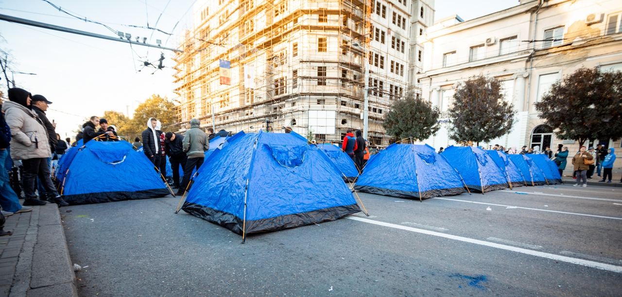 „Orășelul Schimbării” extins din nou pe bulevardul Ștefan cel Mare. Protestatarii și-au instalat corturile