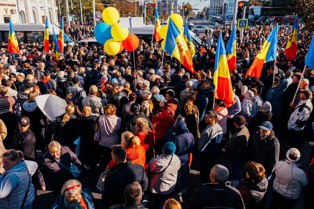 FOTO/VIDEO: Poliția împiedică accesul protestatarilor în Piața Marii Adunări Naționale