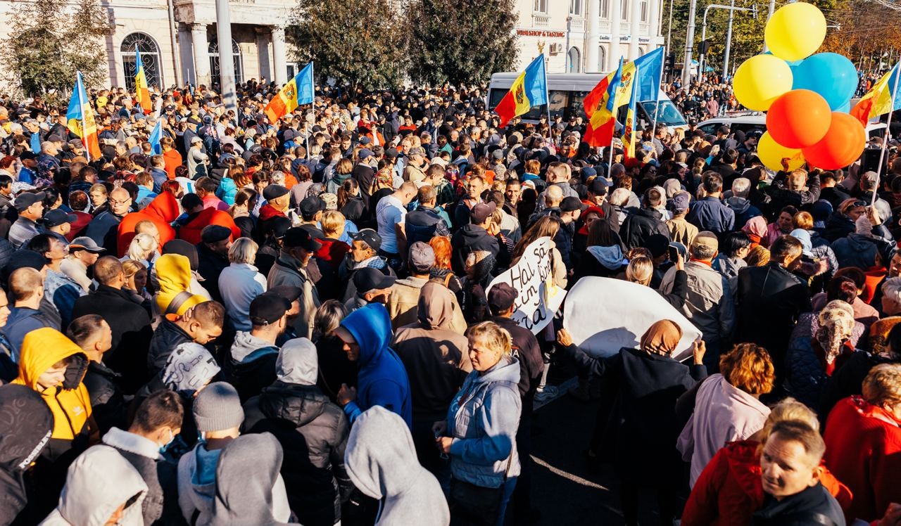 FOTO/VIDEO: Poliția împiedică accesul protestatarilor în Piața Marii Adunări Naționale