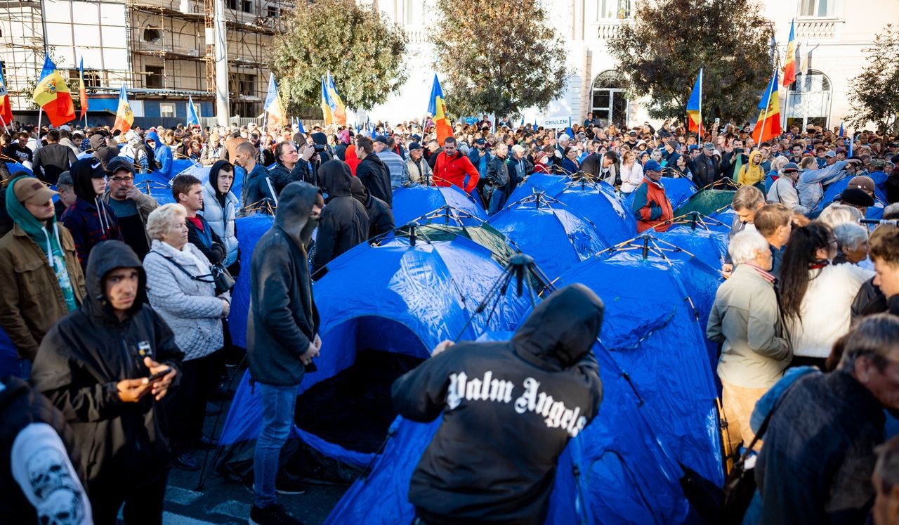 „Orășelul Schimbării” extins din nou pe bulevardul Ștefan cel Mare. Protestatarii și-au instalat corturile