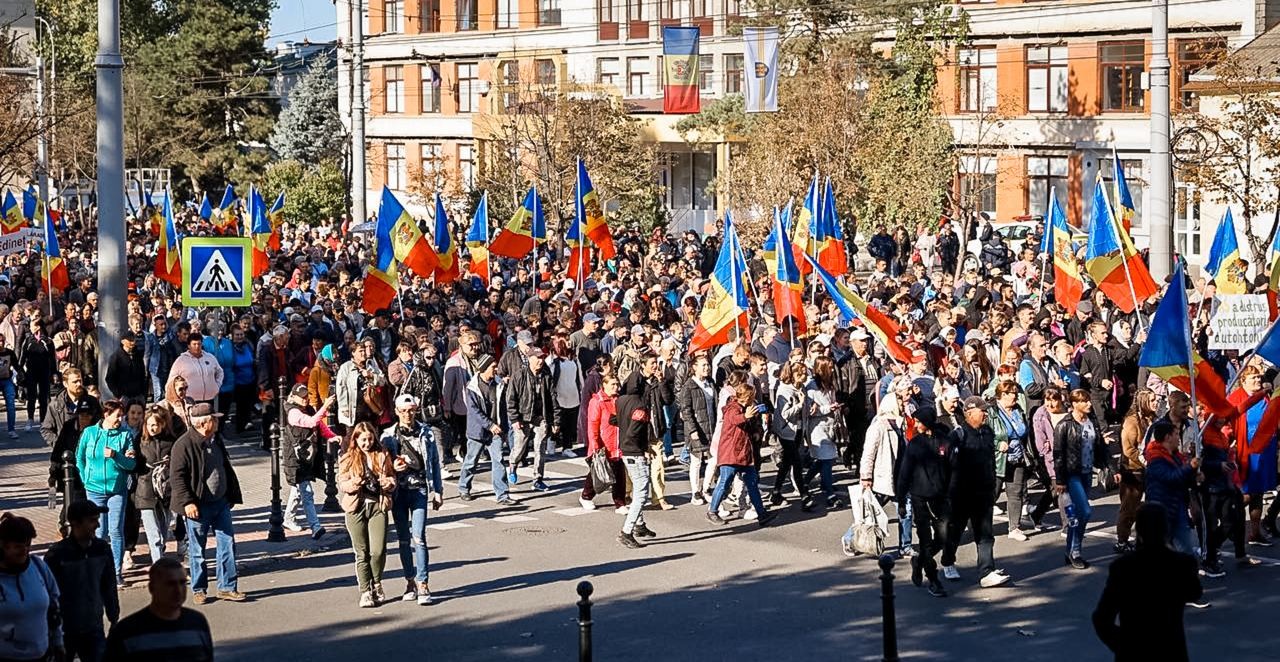 FOTO/VIDEO: Poliția împiedică accesul protestatarilor în Piața Marii Adunări Naționale