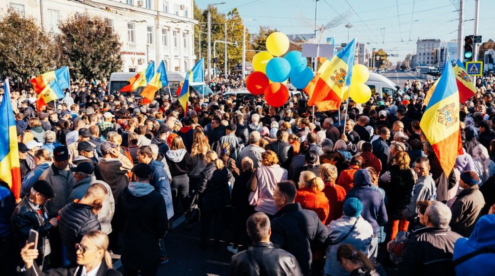 FOTO/VIDEO: Poliția împiedică accesul protestatarilor în Piața Marii Adunări Naționale