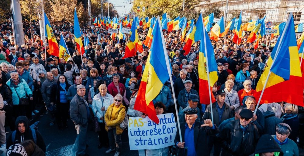 Rugăciunea „Tatăl nostru” a răsunat, astăzi, în timpul protestelor antiguvernamentale din centrul Chișinăului, la care participă peste 70 de mii de oameni