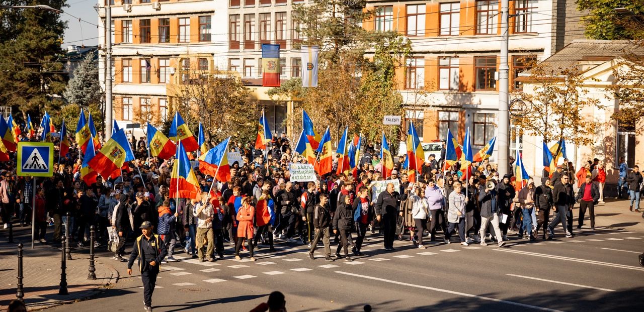 FOTO/VIDEO: Poliția împiedică accesul protestatarilor în Piața Marii Adunări Naționale