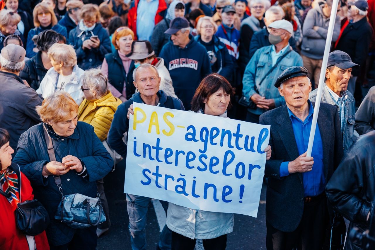 FOTO/VIDEO: Poliția împiedică accesul protestatarilor în Piața Marii Adunări Naționale