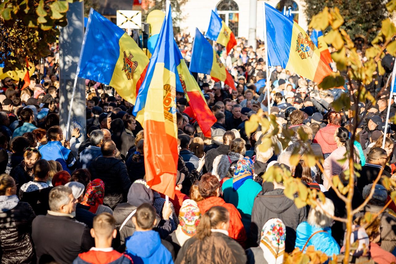 Rugăciunea „Tatăl nostru” a răsunat, astăzi, în timpul protestelor antiguvernamentale din centrul Chișinăului, la care participă peste 70 de mii de oameni