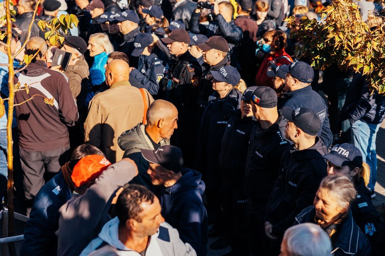 FOTO/VIDEO: Poliția împiedică accesul protestatarilor în Piața Marii Adunări Naționale
