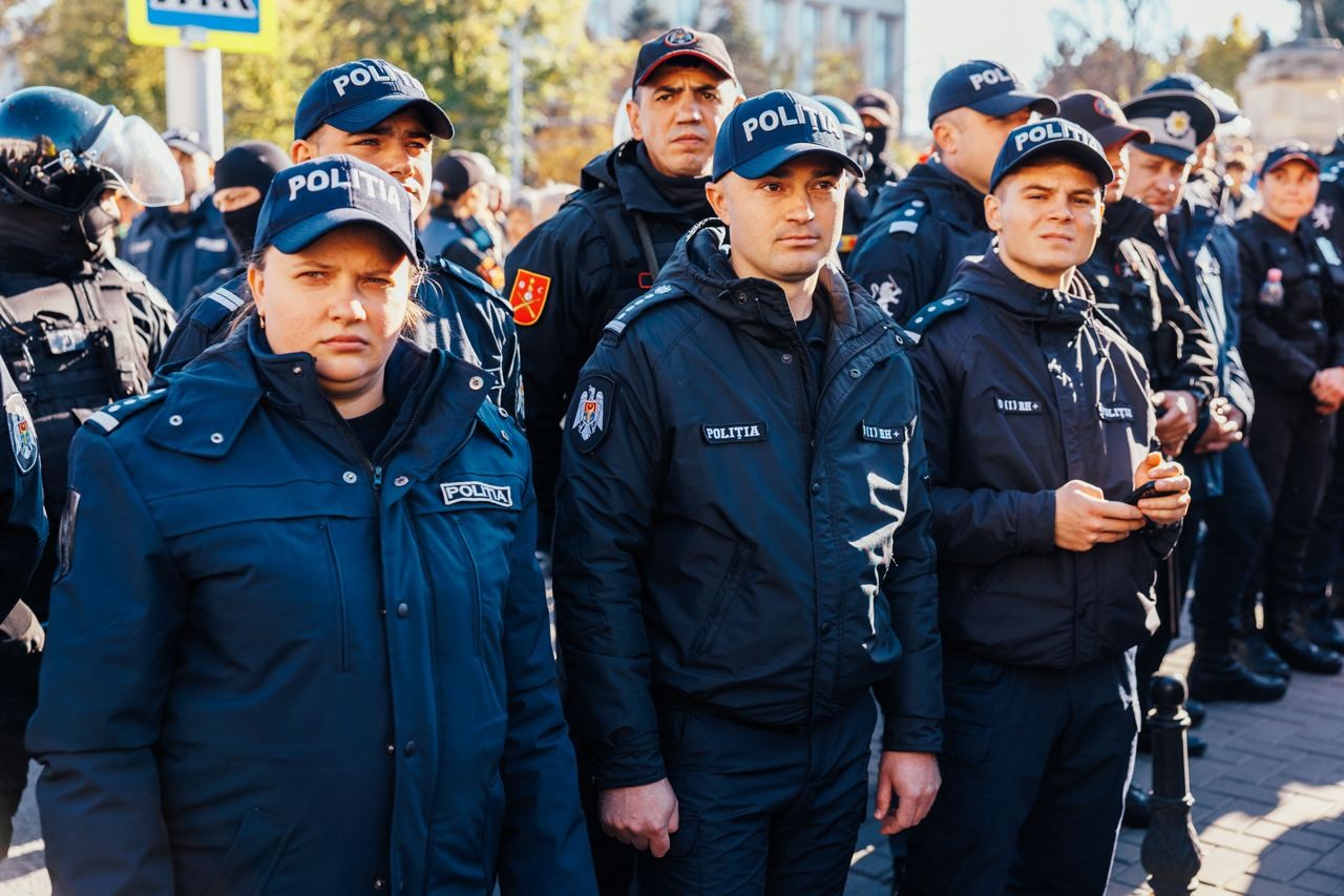 FOTO/VIDEO: Poliția împiedică accesul protestatarilor în Piața Marii Adunări Naționale