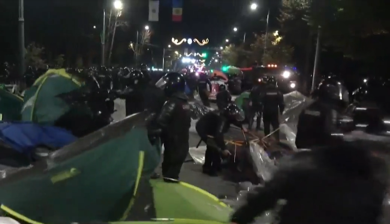 „Orășelul Schimbării” extins din nou pe bulevardul Ștefan cel Mare. Protestatarii și-au instalat corturile