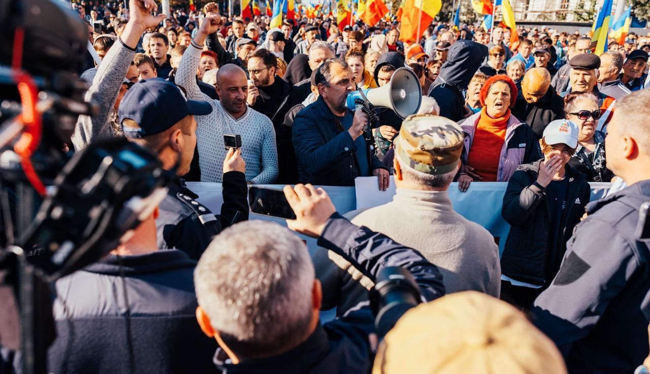 FOTO/VIDEO: Poliția împiedică accesul protestatarilor în Piața Marii Adunări Naționale