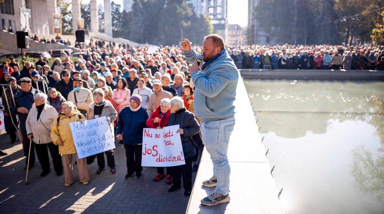 FOTO // Partidul „ȘOR”, un nou protest față de abuzurile puterii PAS: Poliția, la ordinul Maiei Sandu, a călcat în picioare Constituția și dreptul oamenilor de a protesta