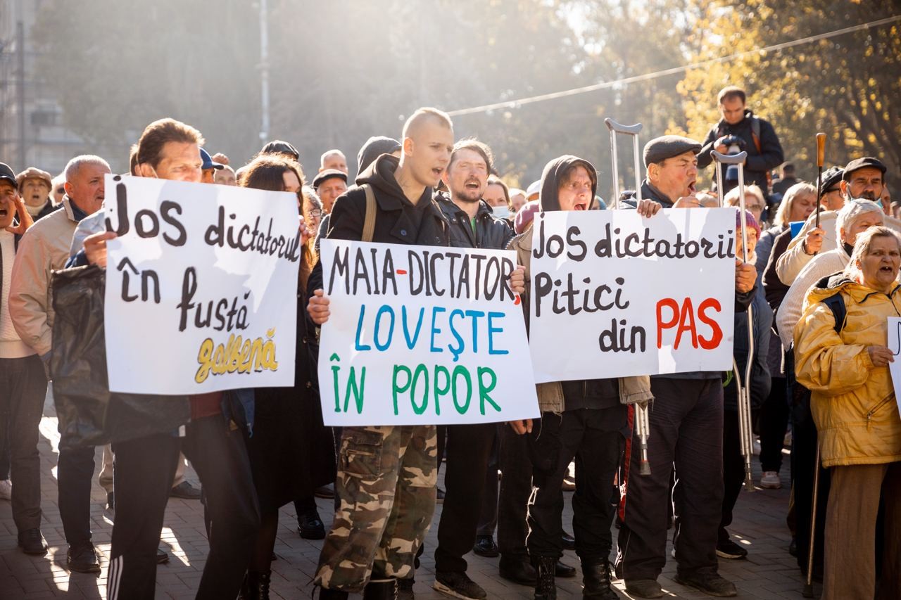 FOTO // Partidul „ȘOR”, un nou protest față de abuzurile puterii PAS: Poliția, la ordinul Maiei Sandu, a călcat în picioare Constituția și dreptul oamenilor de a protesta