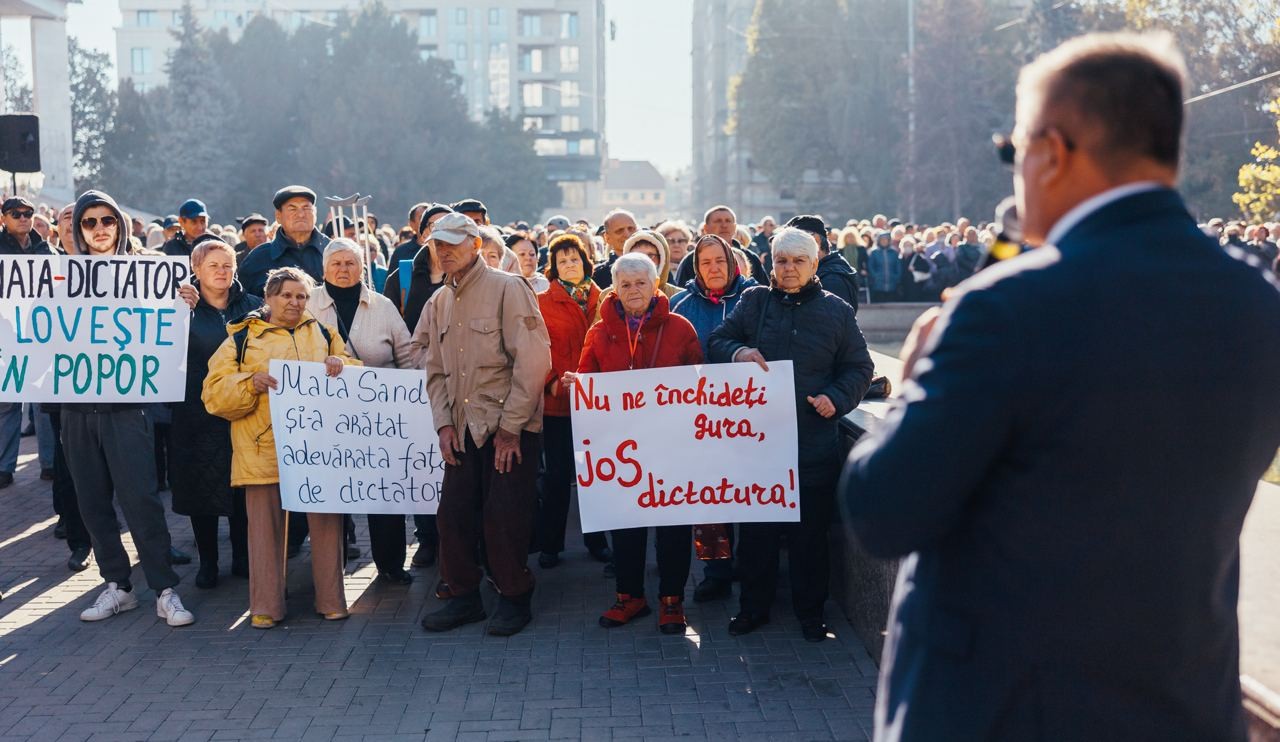 FOTO // Partidul „ȘOR”, un nou protest față de abuzurile puterii PAS: Poliția, la ordinul Maiei Sandu, a călcat în picioare Constituția și dreptul oamenilor de a protesta