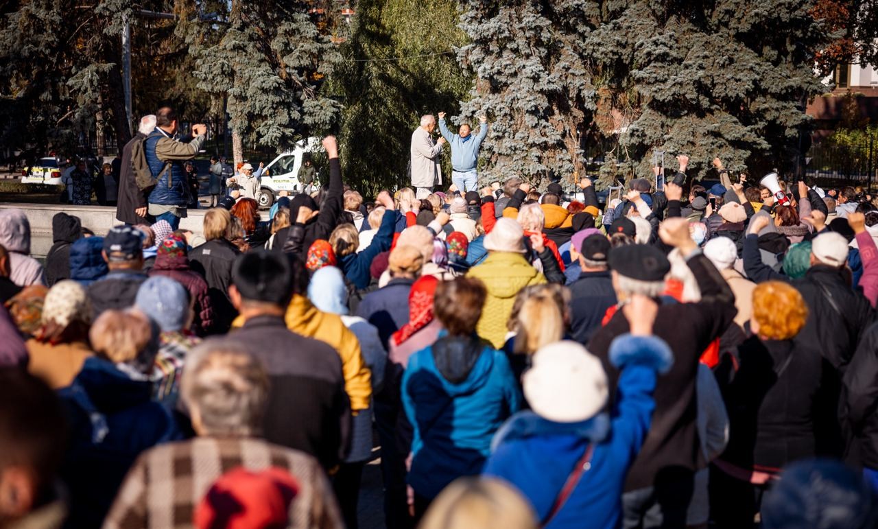 FOTO // Partidul „ȘOR”, un nou protest față de abuzurile puterii PAS: Poliția, la ordinul Maiei Sandu, a călcat în picioare Constituția și dreptul oamenilor de a protesta