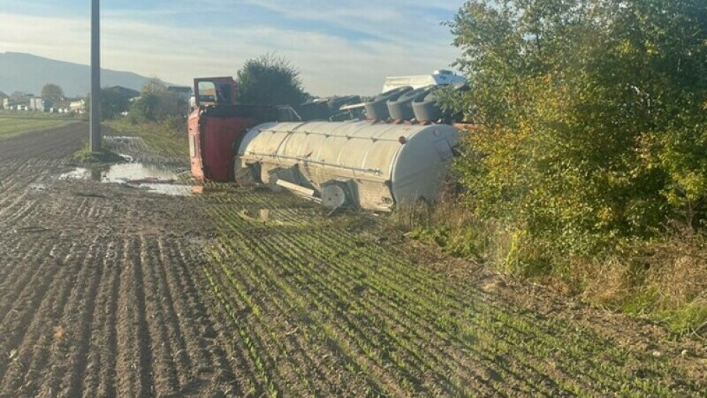 În ciuda bețivilor: O cisternă de vin răsturnată pe un teren arabil după o coliziune cu un utilaj agricol în judeţul Suceava