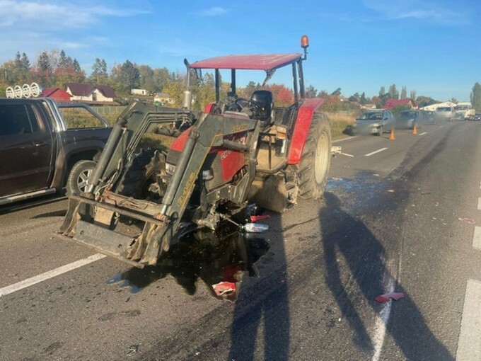 În ciuda bețivilor: O cisternă de vin răsturnată pe un teren arabil după o coliziune cu un utilaj agricol în judeţul Suceava