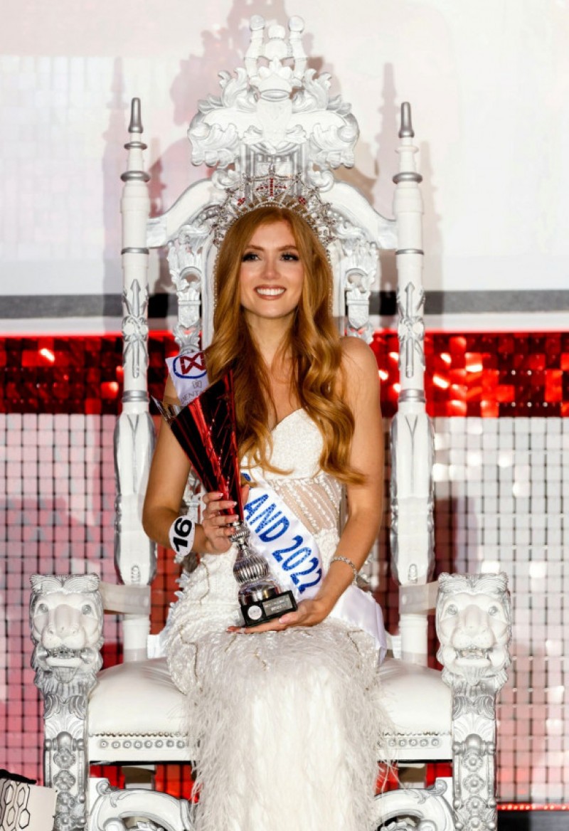 O tânără umilită de colegii de școală a fost încoronată Miss Anglia 2022: „Obișnuiau să mă scuipe și să râdă de culoarea părului meu”