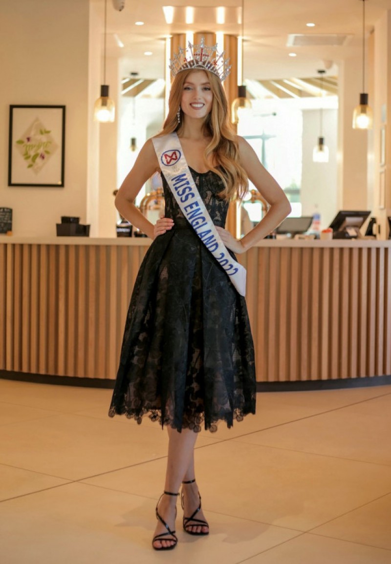 O tânără umilită de colegii de școală a fost încoronată Miss Anglia 2022: „Obișnuiau să mă scuipe și să râdă de culoarea părului meu”