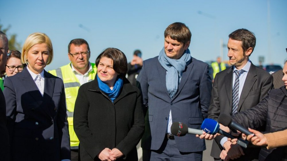 Cât Moldova riscă să rămână fără lumină, Spînu și Gavrilița au luat apă în gură. Se laudă cu un drum renovat
