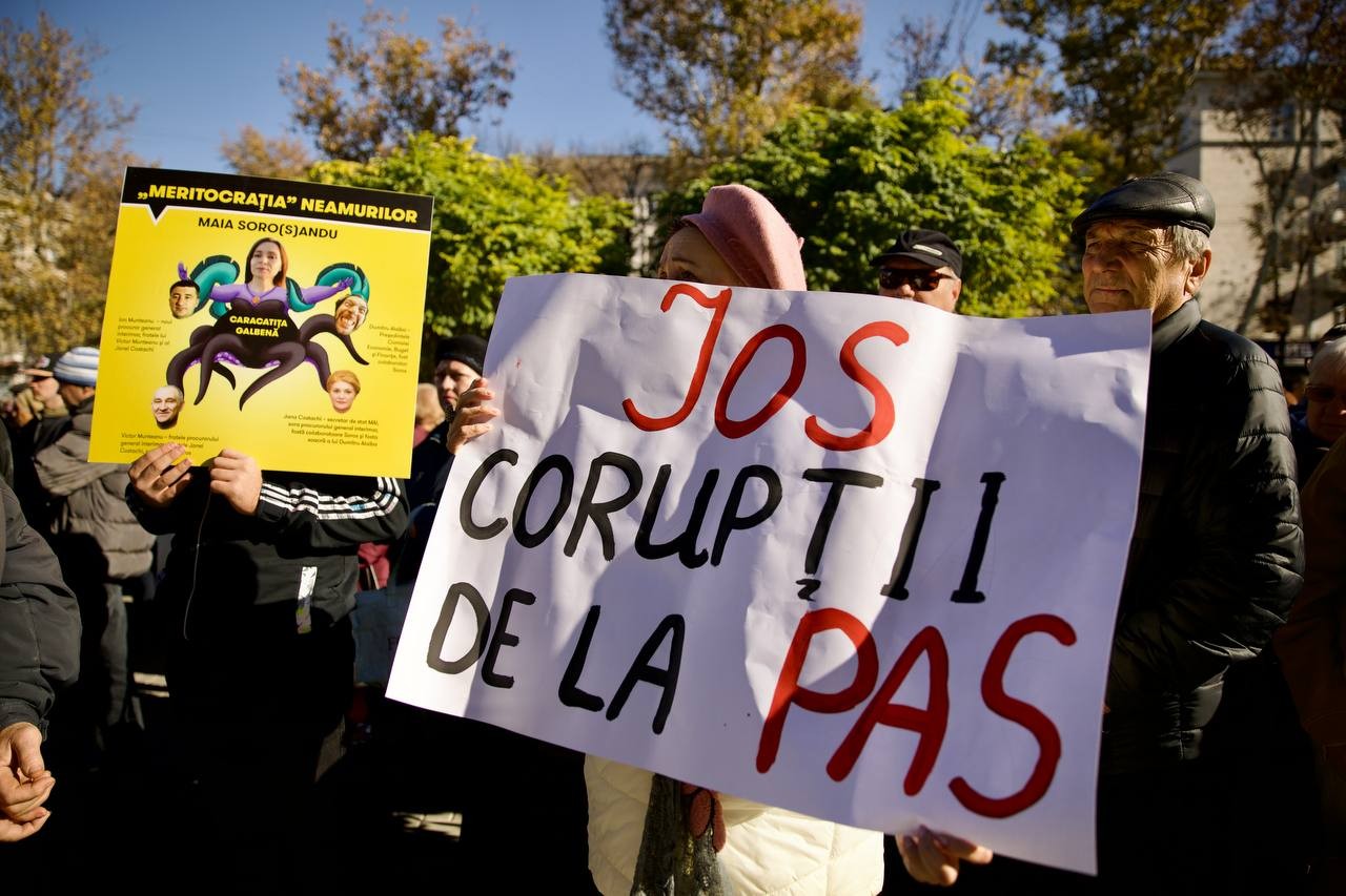 FOTO // Flashmob la sediul Procuraturii Generale: „Caracatița Soro(S)andu a pătruns în toate instituțiile statului!”