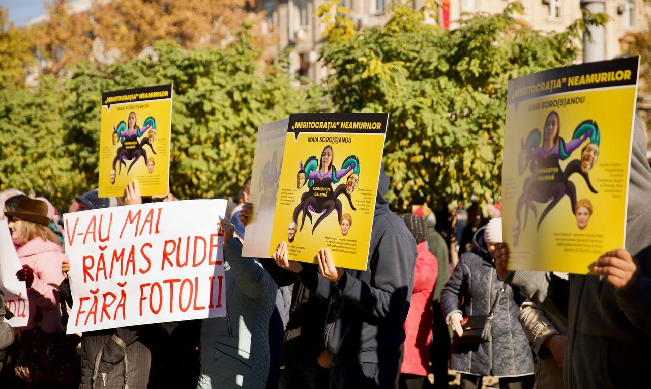 FOTO // Flashmob la sediul Procuraturii Generale: „Caracatița Soro(S)andu a pătruns în toate instituțiile statului!”