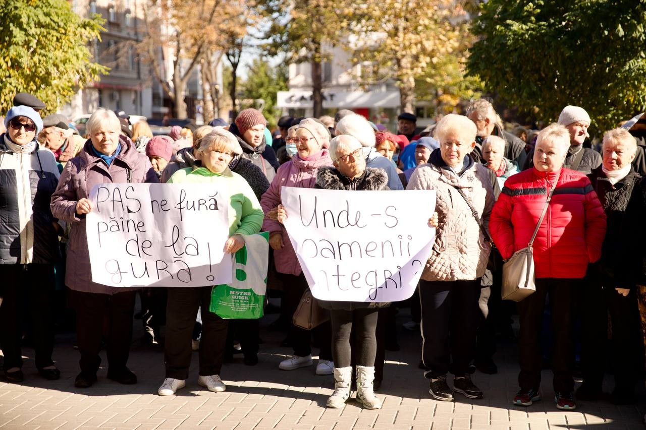 FOTO // Flashmob la sediul Procuraturii Generale: „Caracatița Soro(S)andu a pătruns în toate instituțiile statului!”