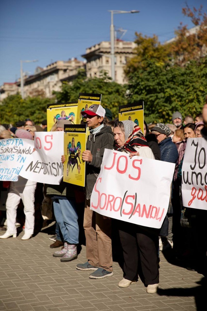 FOTO // Flashmob la sediul Procuraturii Generale: „Caracatița Soro(S)andu a pătruns în toate instituțiile statului!”