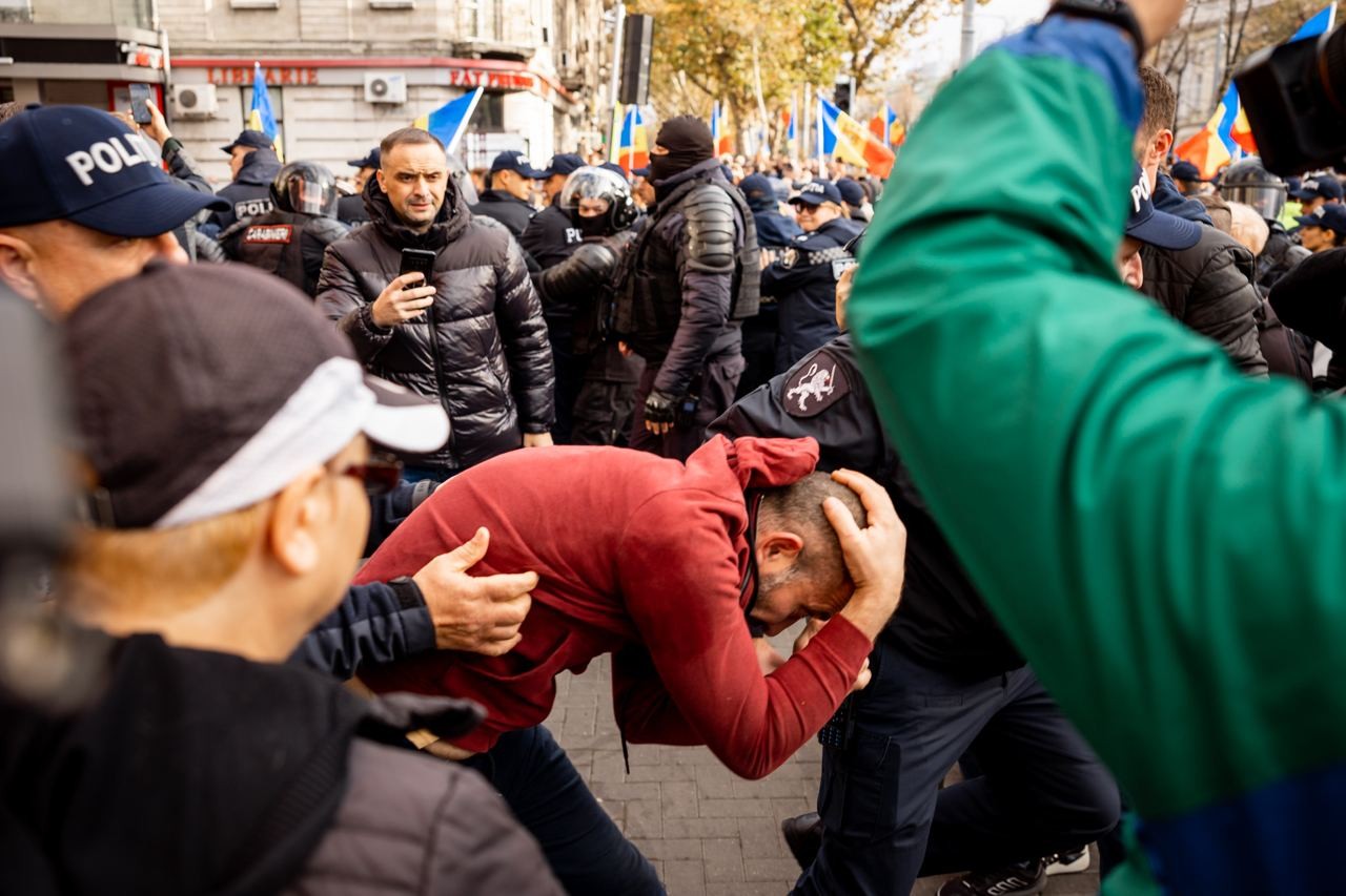FOTO&VIDEO // „Așa, uciși!” - Partidul „ȘOR” susține că poliția la ordinul guvernanților a bătut și arestat protestatrii