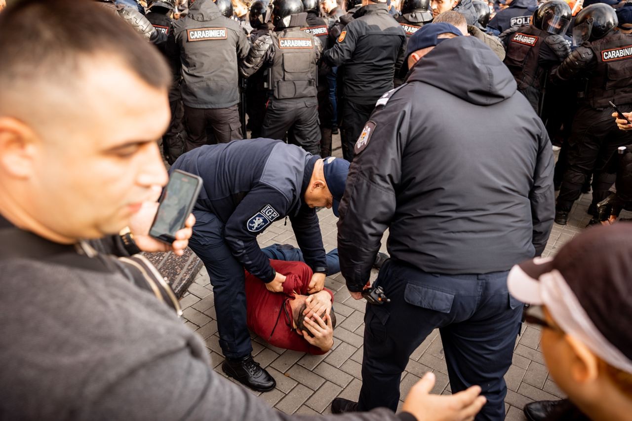FOTO&VIDEO // „Așa, uciși!” - Partidul „ȘOR” susține că poliția la ordinul guvernanților a bătut și arestat protestatrii
