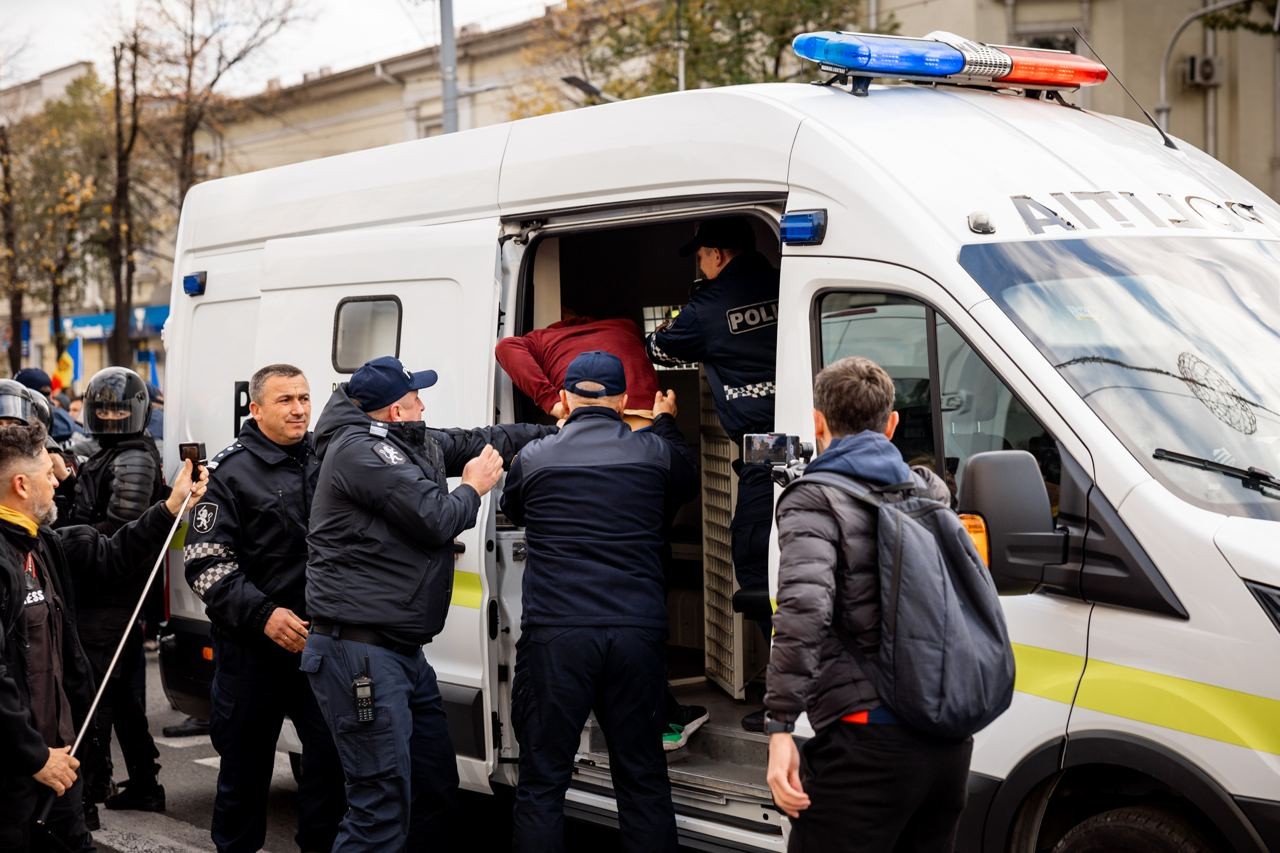 FOTO&VIDEO // „Așa, uciși!” - Partidul „ȘOR” susține că poliția la ordinul guvernanților a bătut și arestat protestatrii