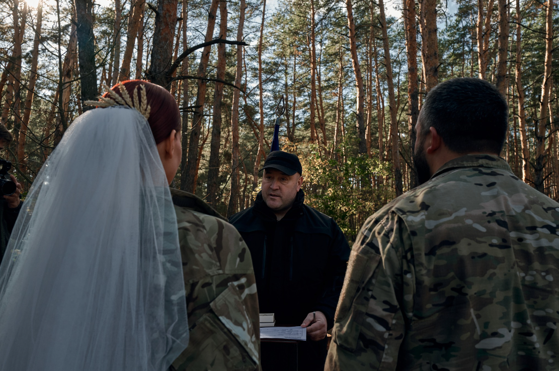 FOTO // Dragoste pe timp de război: Pe front, în uniforma militară, doi ucraineni s-au căsătorit