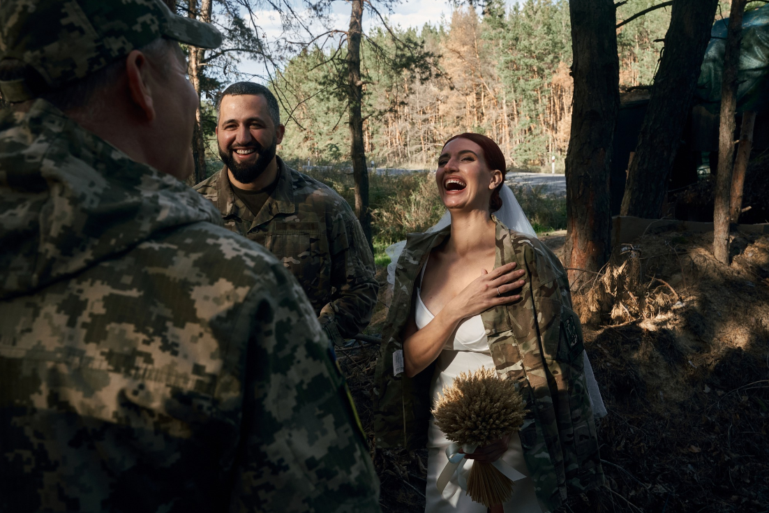 FOTO // Dragoste pe timp de război: Pe front, în uniforma militară, doi ucraineni s-au căsătorit