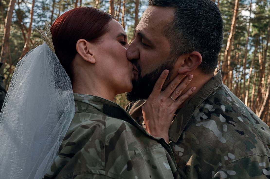 FOTO // Dragoste pe timp de război: Pe front, în uniforma militară, doi ucraineni s-au căsătorit