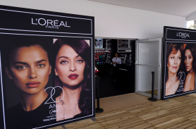 Ar fi făcut cancer din cauza unor produse de îndreptare a părului. O femeie a dat în judecată compania L’Oreal