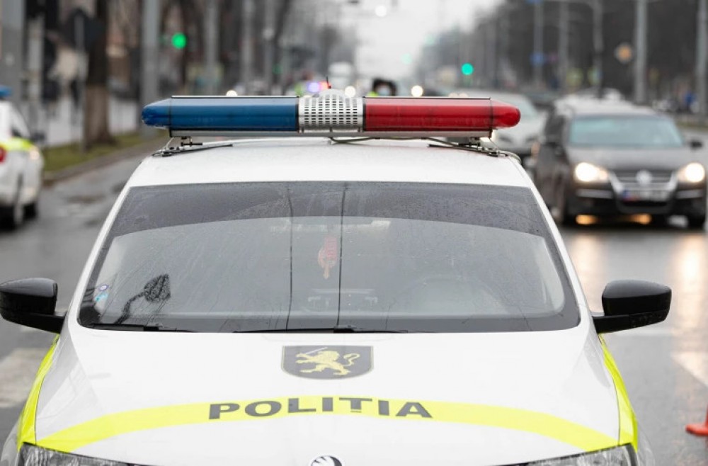 Doi polițiști au ajuns pe mâna CNA după ce au cerut de la un agent economic 100 litri de motorină