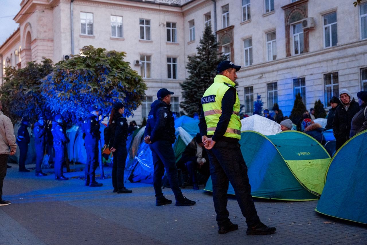 FOTO // Poliția continuă să ridice abuziv corturile din fața Procuraturii Generale