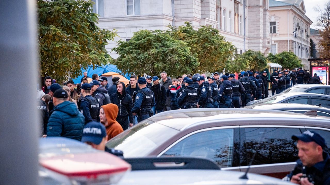 FOTO // Poliția continuă să ridice abuziv corturile din fața Procuraturii Generale