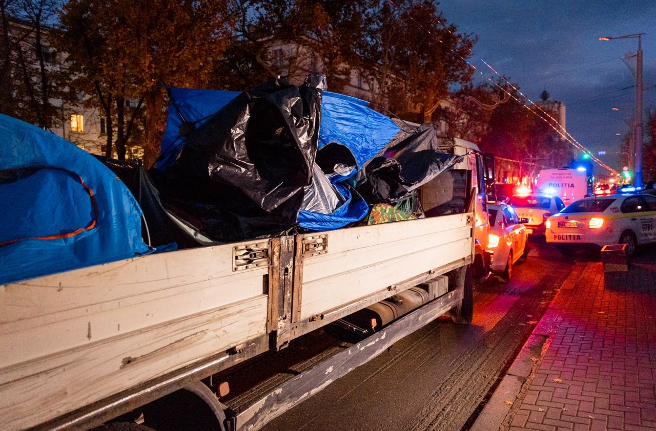 FOTO // Poliția continuă să ridice abuziv corturile din fața Procuraturii Generale