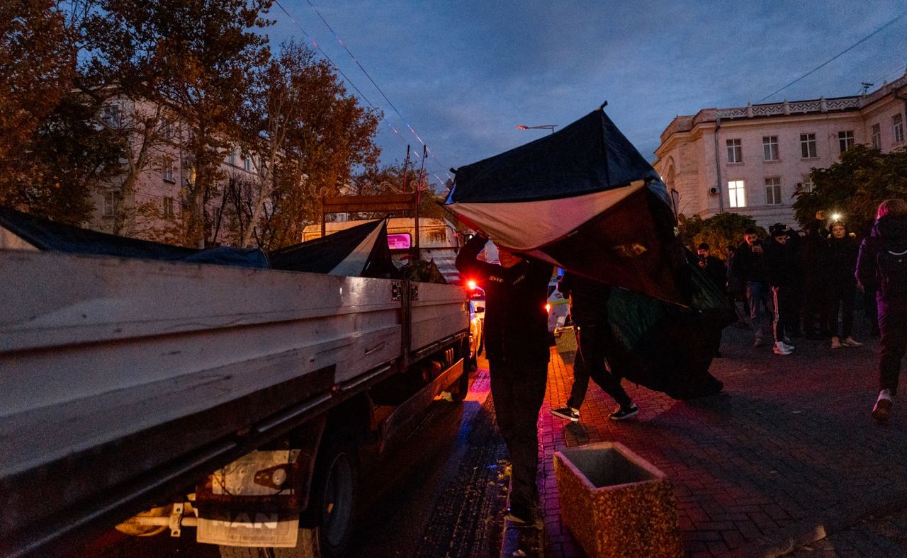 FOTO // Poliția continuă să ridice abuziv corturile din fața Procuraturii Generale